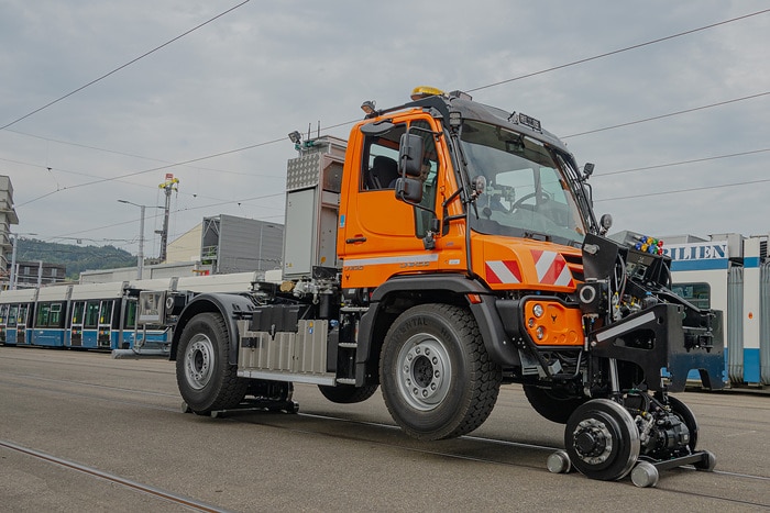 On steel or asphalt: Four multi-functional Unimog for two-way use at InnoTrans