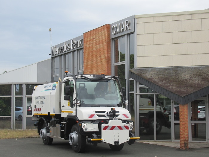 On steel or asphalt: Four multi-functional Unimog for two-way use at InnoTrans