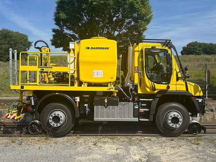 On steel or asphalt: Four multi-functional Unimog for two-way use at InnoTrans