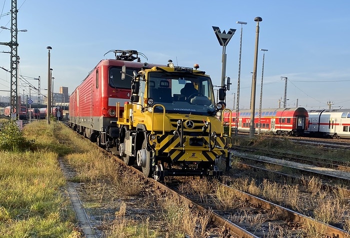 On steel or asphalt: Four multi-functional Unimog for two-way use at InnoTrans