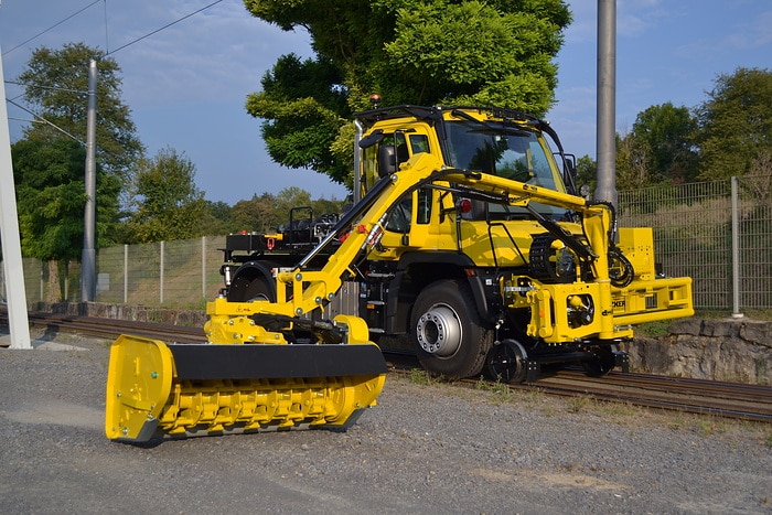 On steel or asphalt: Four multi-functional Unimog for two-way use at InnoTrans