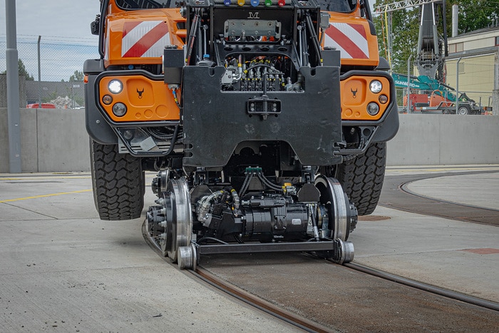 On steel or asphalt: Four multi-functional Unimog for two-way use at InnoTrans