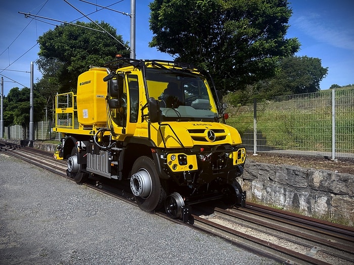 On steel or asphalt: Four multi-functional Unimog for two-way use at InnoTrans