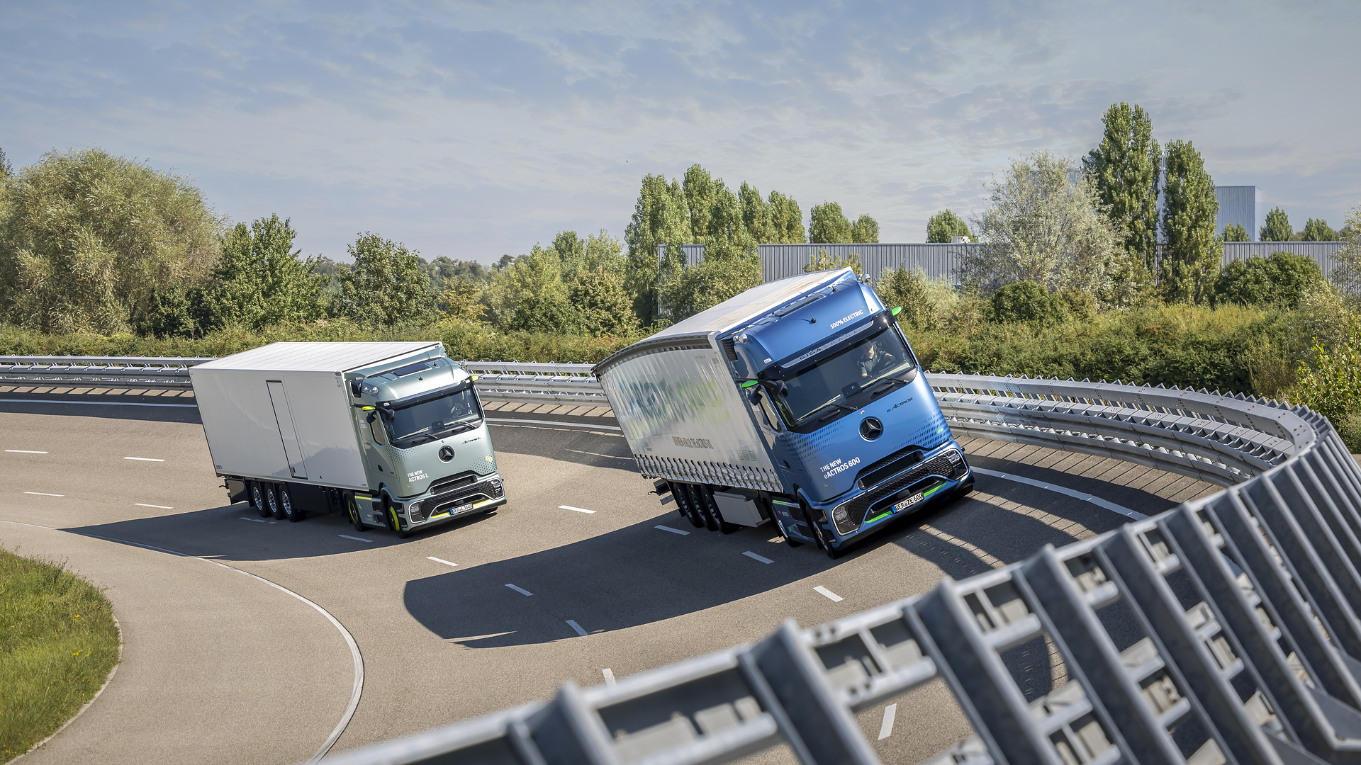 Der batterie-elektrische Mercedes-Benz eActros 600 Fernverkehrs-Lkw und der neue Actros L mit ProCabin. Der batterie-elektrische Mercedes-Benz eActros 600 Fernverkehrs-Lkw und der neue Actros L mit ProCabin.
