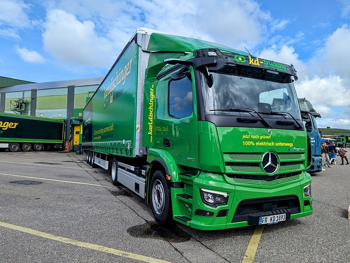 All in the spirit of 100: 100 years of Mercedes-Benz trucks at karldischinger logistikdienstleister – letter of intent signed for 100 zero-emission trucks