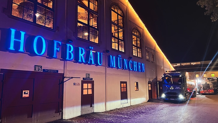 e-zapft is! Mercedes-Benz eActros 600 beliefert Münchner Oktoberfest mit rund 82.000 Litern Bier und frischen Wiesnbrezn