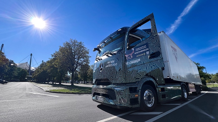 e-zapft is! Mercedes-Benz eActros 600 beliefert Münchner Oktoberfest mit rund 82.000 Litern Bier und frischen Wiesnbrezn