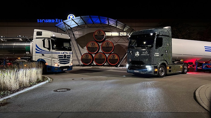e-zapft is! Mercedes-Benz eActros 600 beliefert Münchner Oktoberfest mit rund 82.000 Litern Bier und frischen Wiesnbrezn