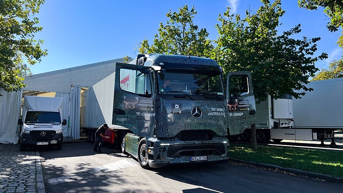 e-zapft is! Mercedes-Benz eActros 600 beliefert Münchner Oktoberfest mit rund 82.000 Litern Bier und frischen Wiesnbrezn