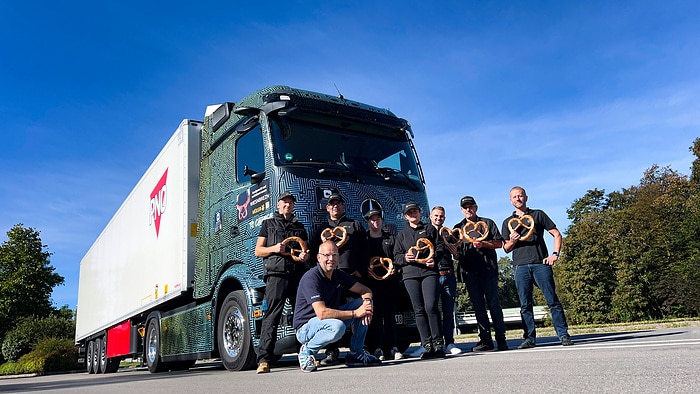 e-zapft is! Mercedes-Benz eActros 600 beliefert Münchner Oktoberfest mit rund 82.000 Litern Bier und frischen Wiesnbrezn