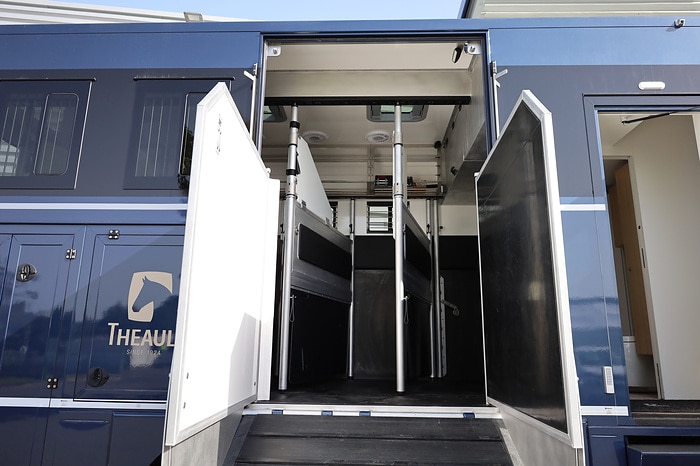 Luxury truck for noble steeds – Mercedes-Benz Actros as horse transporter with “Élégance Lounge”