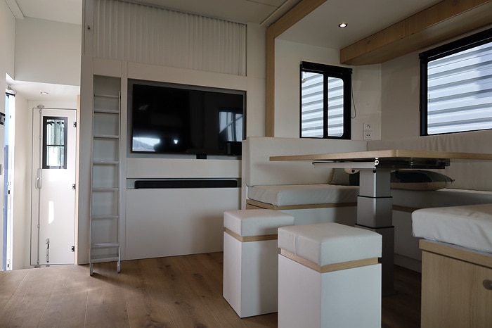 Luxury truck for noble steeds – Mercedes-Benz Actros as horse transporter with “Élégance Lounge”