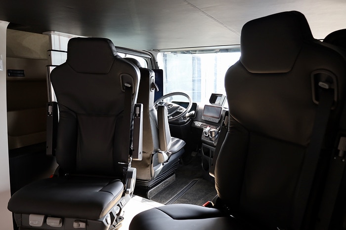 Luxury truck for noble steeds – Mercedes-Benz Actros as horse transporter with “Élégance Lounge”