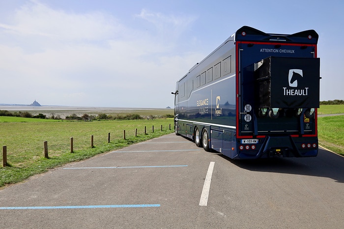 Luxury truck for noble steeds – Mercedes-Benz Actros as horse transporter with “Élégance Lounge”