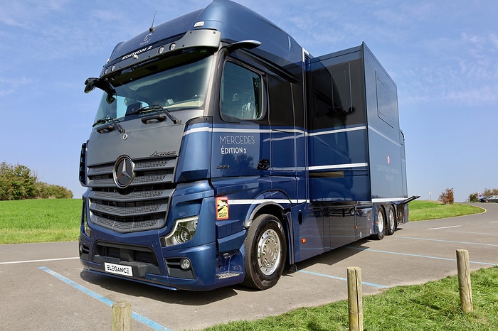 Luxury truck for noble steeds – Mercedes-Benz Actros as horse transporter with “Élégance Lounge”