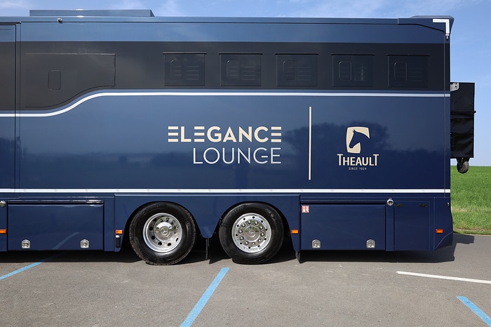 Luxury truck for noble steeds – Mercedes-Benz Actros as horse transporter with “Élégance Lounge”