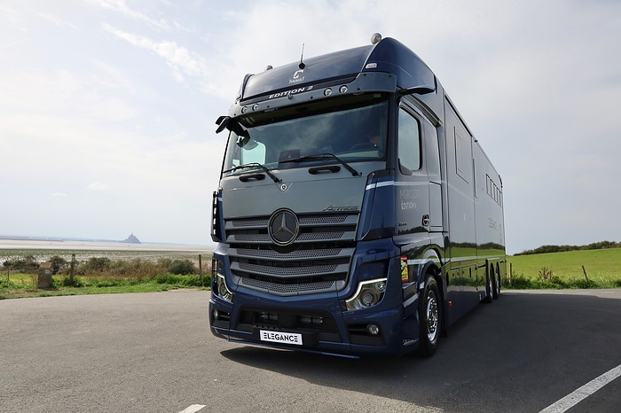 Luxury truck for noble steeds – Mercedes-Benz Actros as horse transporter with “Élégance Lounge”