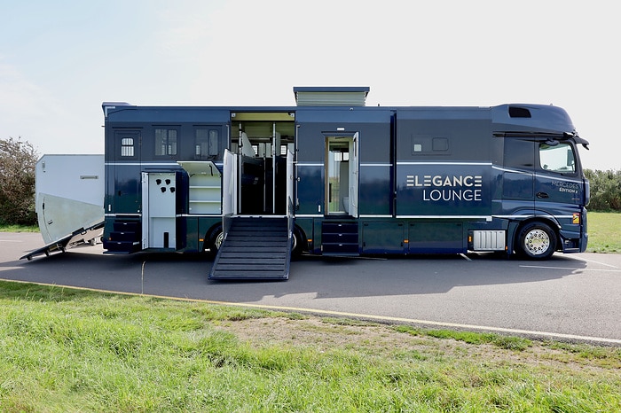 Luxury truck for noble steeds – Mercedes-Benz Actros as horse transporter with “Élégance Lounge”
