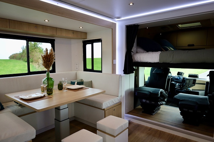 Luxury truck for noble steeds – Mercedes-Benz Actros as horse transporter with “Élégance Lounge”