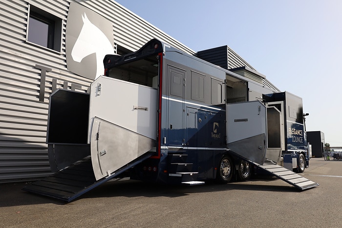 Luxury truck for noble steeds – Mercedes-Benz Actros as horse transporter with “Élégance Lounge”