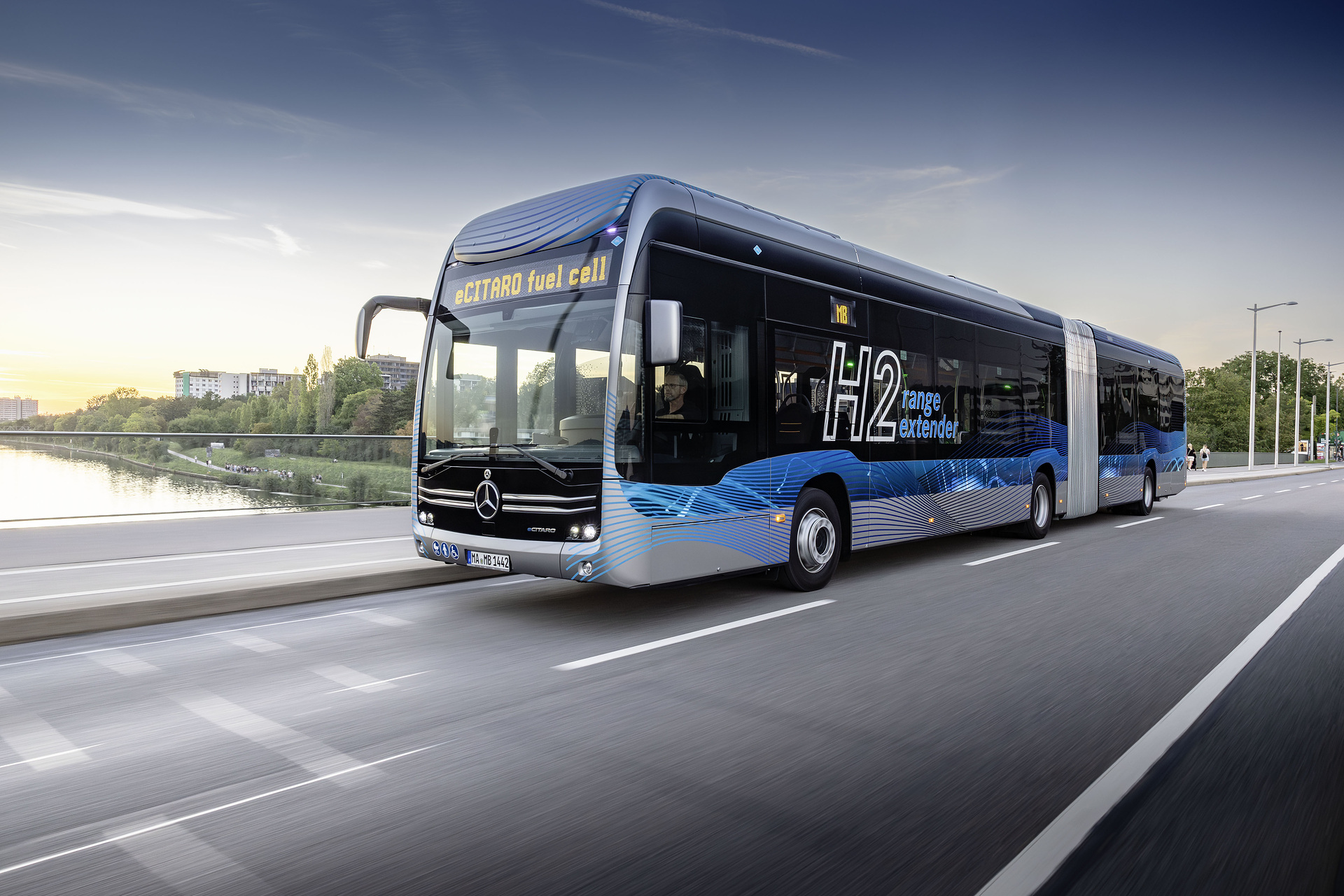 Mercedes-Benz eCitaro G fuel cell with all-electric drive,NMC 3 battery, fuell cell, 6 hydrogen tanks, exterior, anthrazit metallic, 2 x electric hub motor, 2 x 125 kW, 2 x 485 Nm, 4 battery packs with 98 kWh each, three-door, LED headlamps, Sideguard Assist, Preventive Brake Assist, length/width/height: 18125 /2550/3400 mm, passenger capacity: max. 1/130. Mercedes-Benz eCitaro G fuel cell