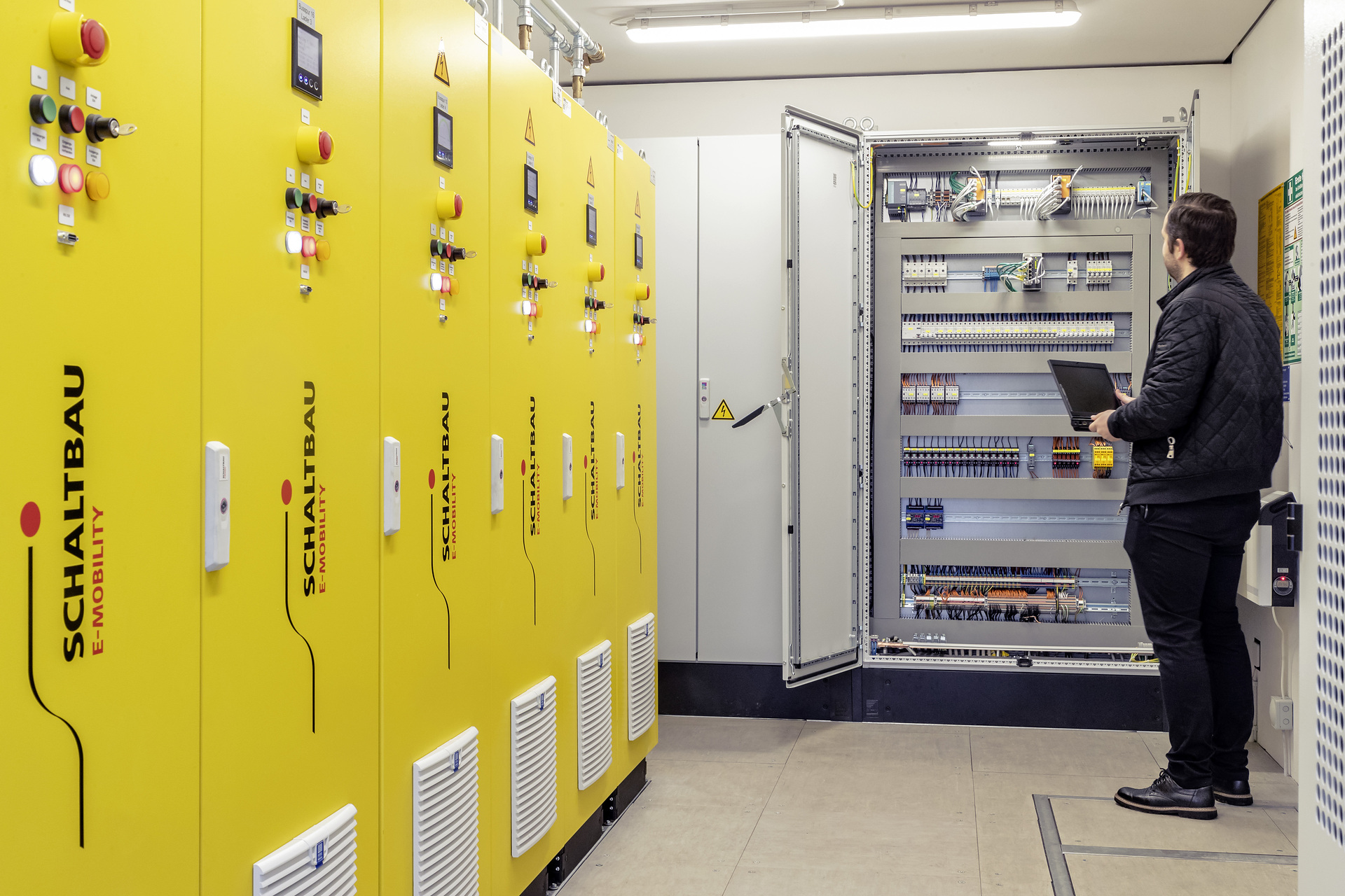 Duisburger Verkehrsgesellschaft AG, transformer station for charging with pantograph. Daimler Buses Solutions GmbH