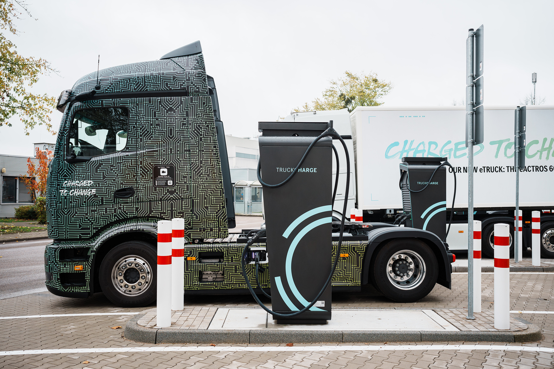 Laden statt Tanken: Mercedes-Benz Werk Wörth eröffnet Schnelladepark für E-Lkw in der Inbound-Logistik. / / Charging instead of refueling: Mercedes-Benz Wörth plant opens fast-charging park for e-trucks in inbound logistics. Charging instead of refueling: Mercedes-Benz Wörth plant opens fast-charging park for e-trucks in inbound logistics