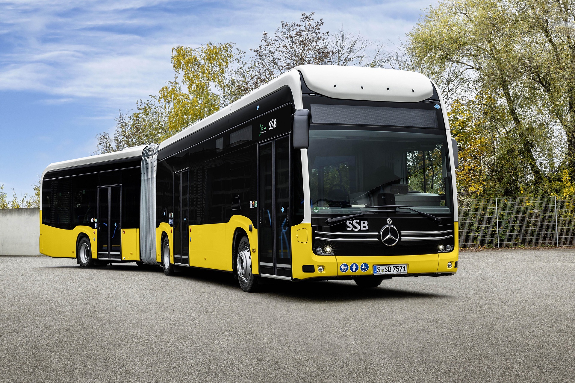 Mercedes-Benz eCitaro G fuel cell with H2-Mode, all-electric drive, NMC 3 battery, fuell cell, 6 hydrogen tanks, Exterior, yellow-white, 2 x electric hub motor, 2 x 125 kW, 2 x 485 Nm, 4 battery packs with 98 kWh each, three-door, LED headlamps, Sideguard Assist 2, Traffic Sign Assist, Frontguard Assist, Attention Assist, length/width/height: 18125 /2550/3400 mm, passenger capacity: max. 1/130. Mercedes-Benz eCitaro fuel cell for pure hydrogen operation (SSB)