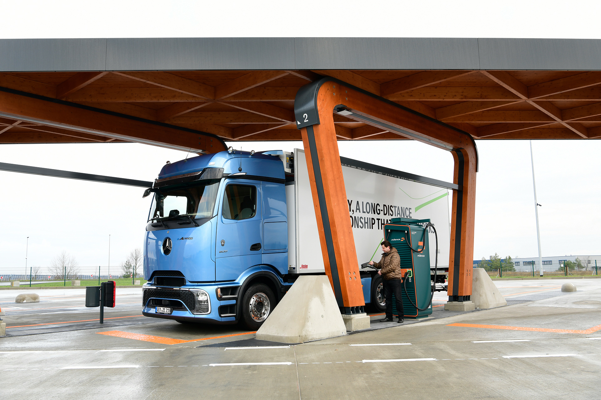 Logistik Schmitt will eActros 600 regelmäßig bei Milence am Hermsdorfer Kreuz laden Logistik Schmitt will eActros 600 regelmäßig bei Milence am Hermsdorfer Kreuz laden