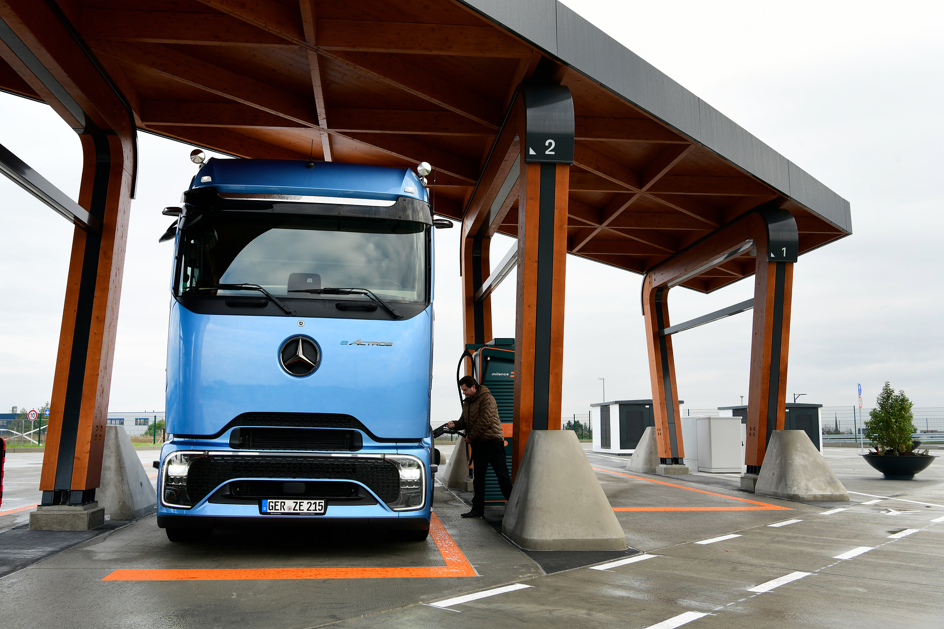Logistik Schmitt will eActros 600 regelmäßig bei Milence am Hermsdorfer Kreuz laden Logistik Schmitt will eActros 600 regelmäßig bei Milence am Hermsdorfer Kreuz laden