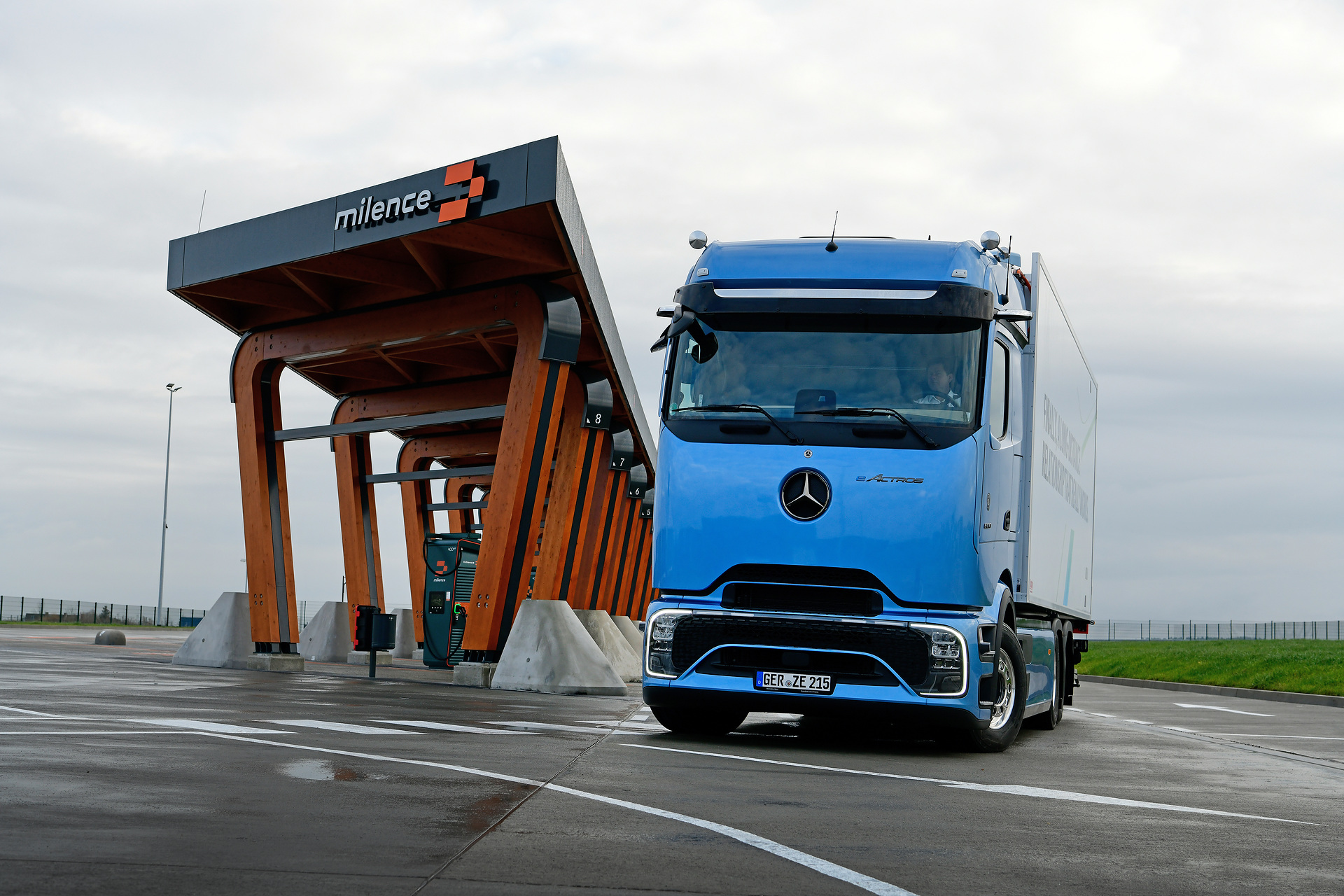 Logistik Schmitt will eActros 600 regelmäßig bei Milence am Hermsdorfer Kreuz laden Logistik Schmitt will eActros 600 regelmäßig bei Milence am Hermsdorfer Kreuz laden
