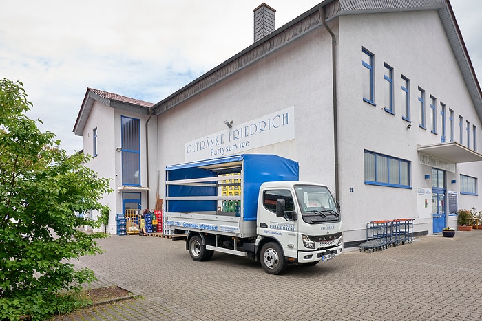 Nachhaltiger Durstlöscher: Getränkehändler beliefert Kunden mit vollelektrischem FUSO eCanter