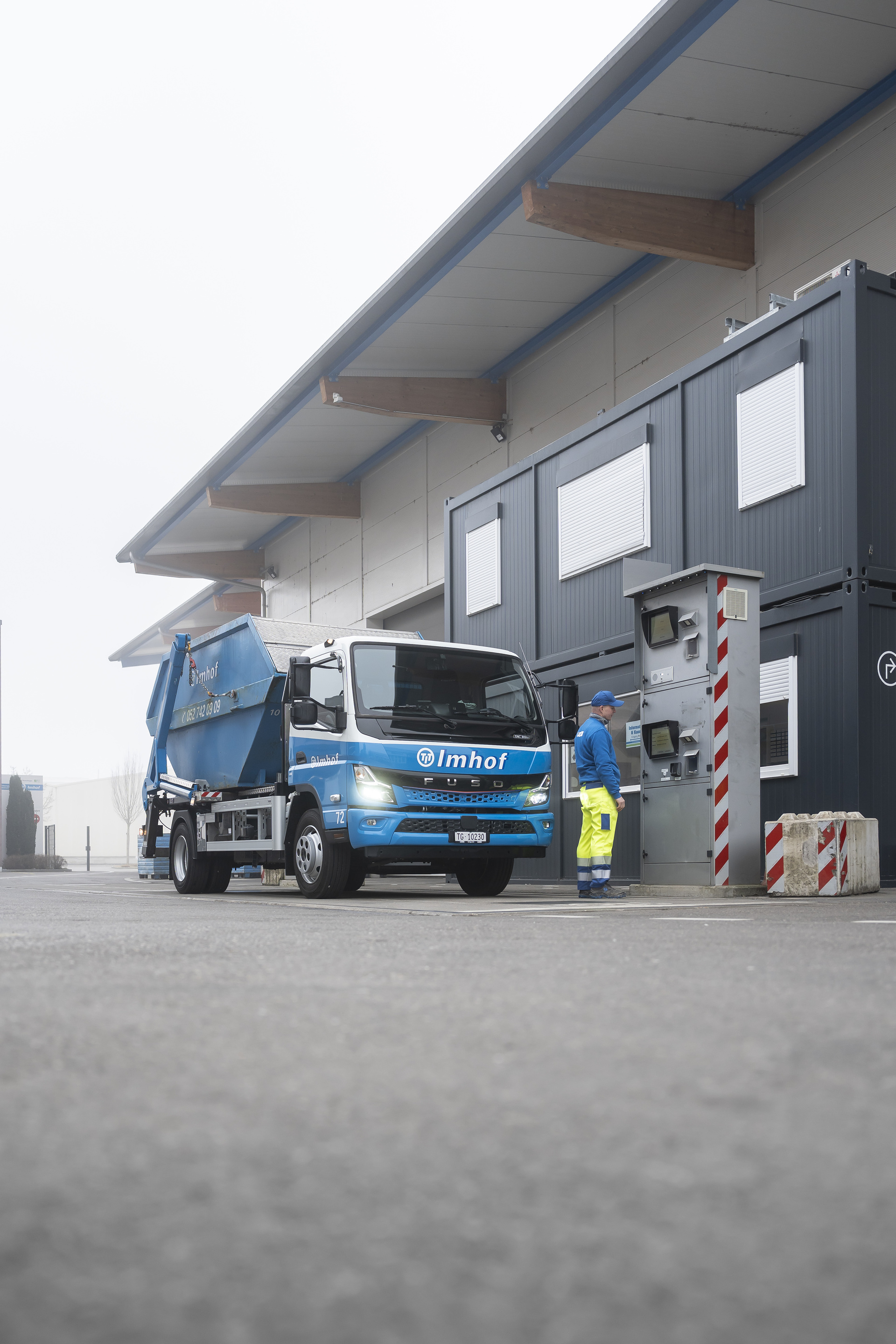 FUSO eCanter TIT Imhof mit Fahrer Jozef Peciar/FUSO eCanter with truck driver Jozef Peciar at TIT Imho Daimler Truck brand FUSO: eCanter electrifies fleet of Swiss transport and waste disposal company TIT Imhof