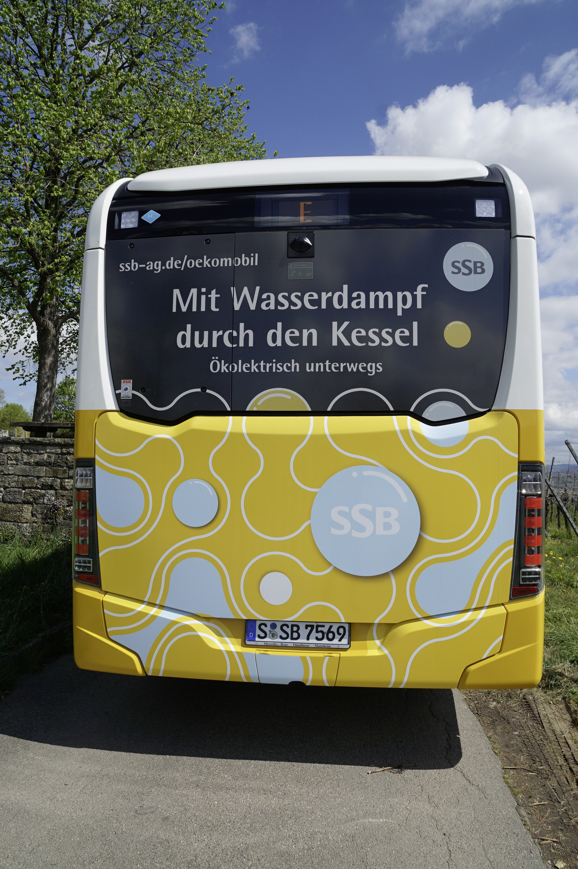 Official handover of the first of ten Mercedes-Benz eCitaro G fuell cell with H2-Mode to Stuttgarter Straßenbahnen AG (SSB), Mercedes-Benz eCitaro G fuel cell with H2-Mode, all-electric drive, NMC 3 battery, fuell cell, 6 hydrogen tanks, exterior, yellow-white, 2 x electric hub motor, 2 x 125 kW, 2 x 485 Nm, 4 battery packs with 98 kWh each, three-door, LED headlamps, Sideguard Assist 2, Traffic Sign Assist, Frontguard Assist, Attention Assist, length/width/height: 18125 /2550/3400 mm, passenger capacity: max. 1/130. Ten eCitaro G fuel cell vehicles with new H₂ drive mode for the public transport network of the city of Stuttgart