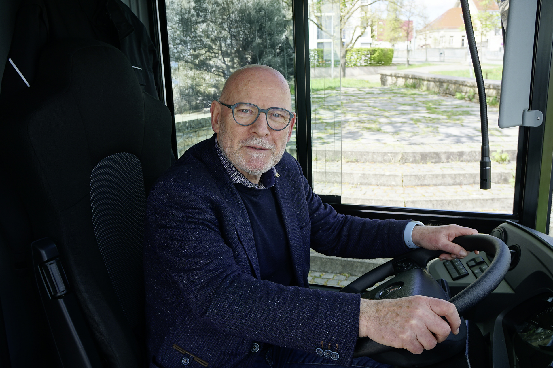 Official handover of the first of ten Mercedes-Benz eCitaro G fuell cell with H2-Mode to Stuttgarter Straßenbahnen AG (SSB) with Winfried Hermann (Minister of Transport Baden Württemberg), Mercedes-Benz eCitaro G fuel cell with H2-Mode, all-electric drive, NMC 3 battery, fuell cell, 6 hydrogen tanks, exterior, yellow-white, 2 x electric hub motor, 2 x 125 kW, 2 x 485 Nm, 4 battery packs with 98 kWh each, three-door, LED headlamps, Sideguard Assist 2, Traffic Sign Assist, Frontguard Assist, Attention Assist, length/width/height: 18125 /2550/3400 mm, passenger capacity: max. 1/130. Ten eCitaro G fuel cell vehicles with new H₂ drive mode for the public transport network of the city of Stuttgart