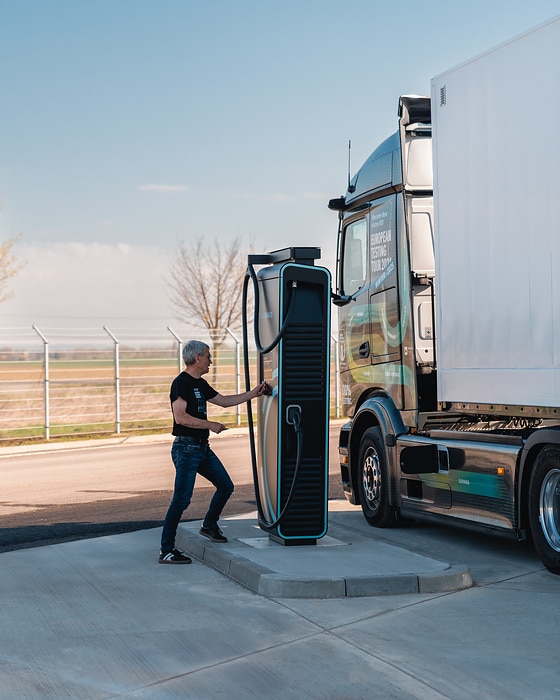 Mercedes-Benz Trucks aims to win a GUINNESS WORLD RECORDS™ title with eActros 600