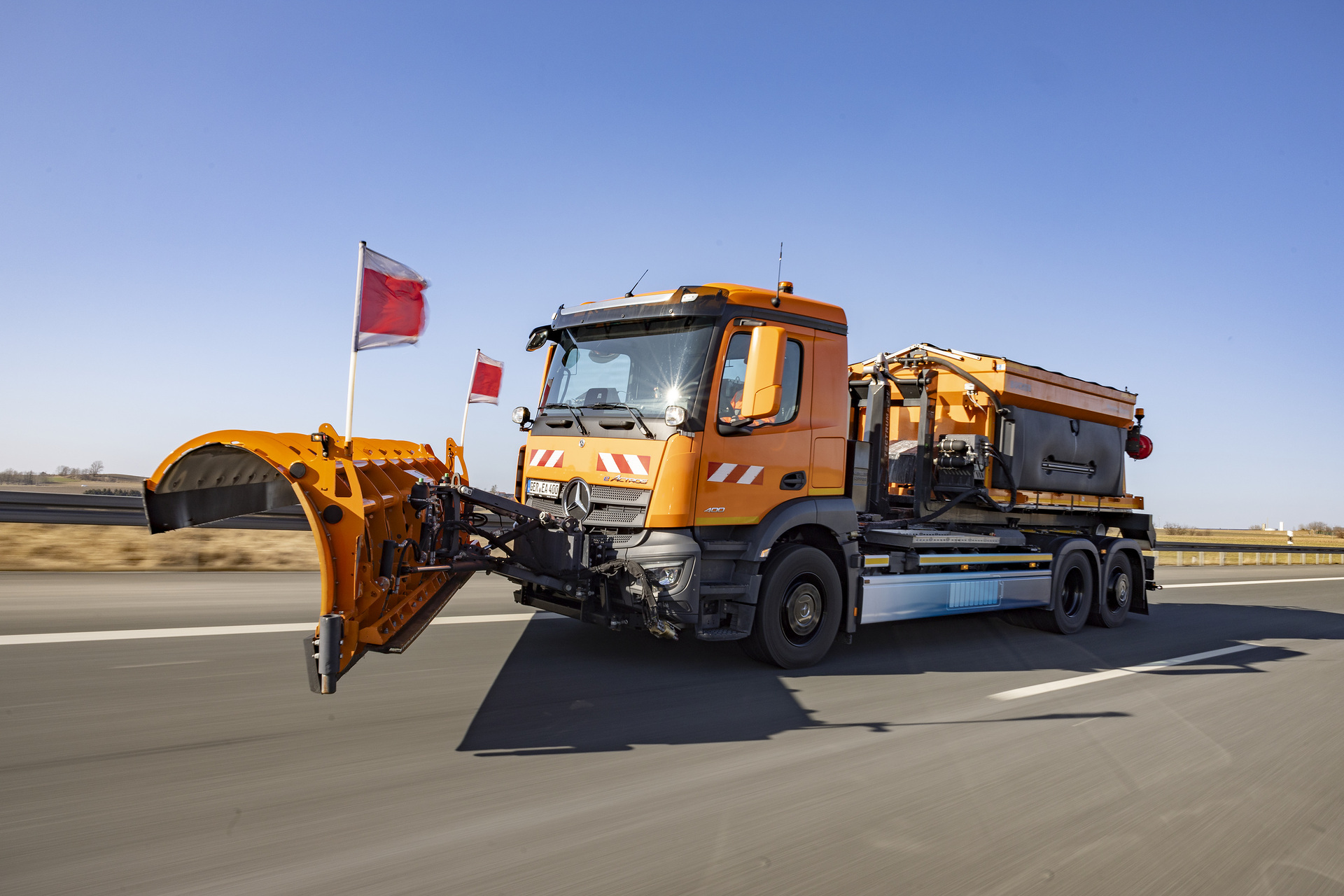 Mercedes-Benz eActros 400 im Winterdienst x Mercedes-Benz eActros 400 in winter service Innovative vehicle solutions for multiple use: Mercedes-Benz Special Trucks at Demopark 2025 with Unimog, Arocs and eActros