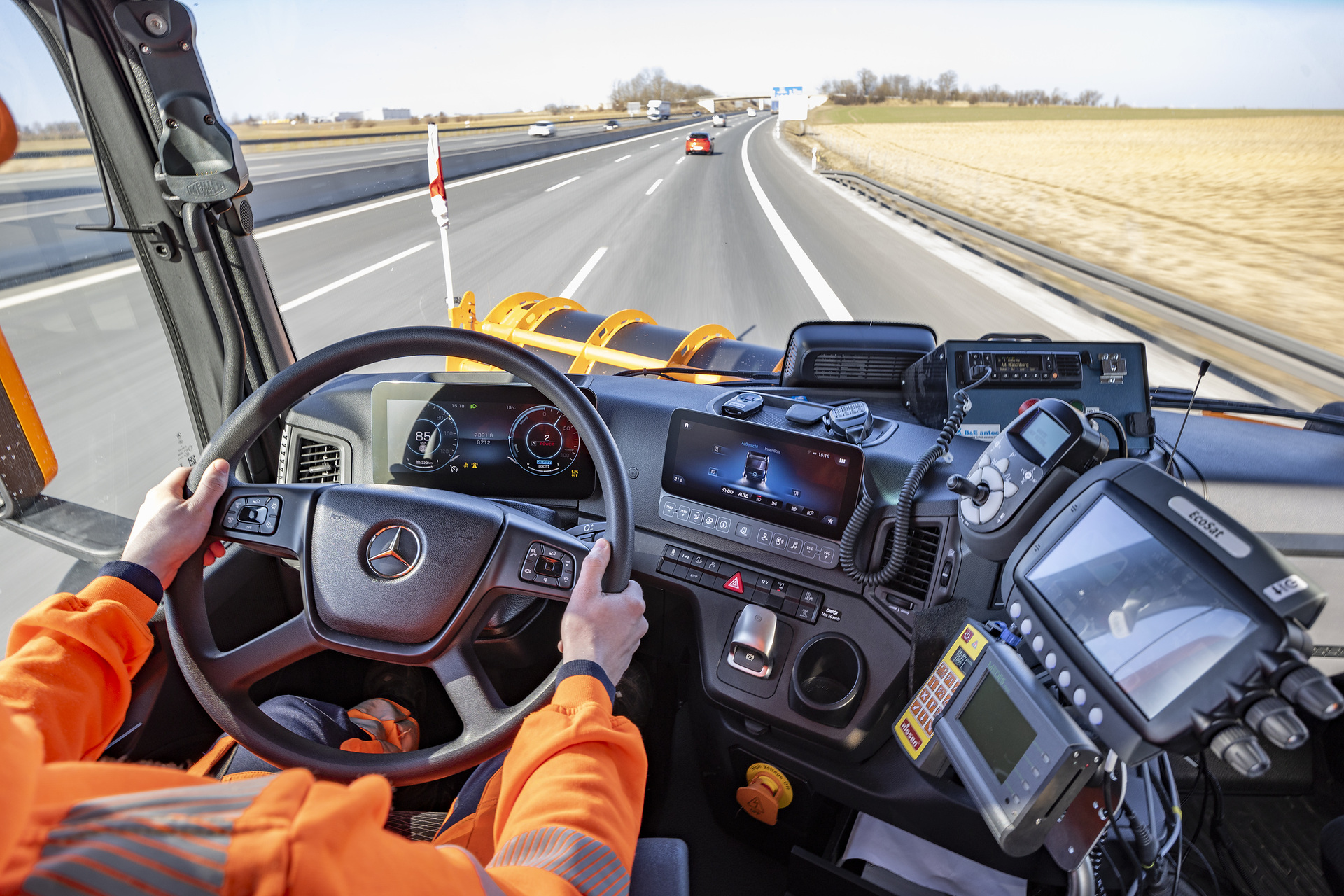 Mercedes-Benz eActros 400 im Winterdienst x Mercedes-Benz eActros 400 in winter service Innovative vehicle solutions for multiple use: Mercedes-Benz Special Trucks at Demopark 2025 with Unimog, Arocs and eActros