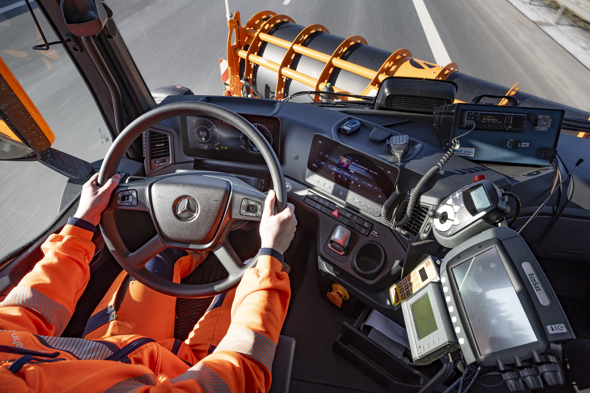 Mercedes-Benz eActros 400 im Winterdienst x Mercedes-Benz eActros 400 in winter service Innovative vehicle solutions for multiple use: Mercedes-Benz Special Trucks at Demopark 2025 with Unimog, Arocs and eActros