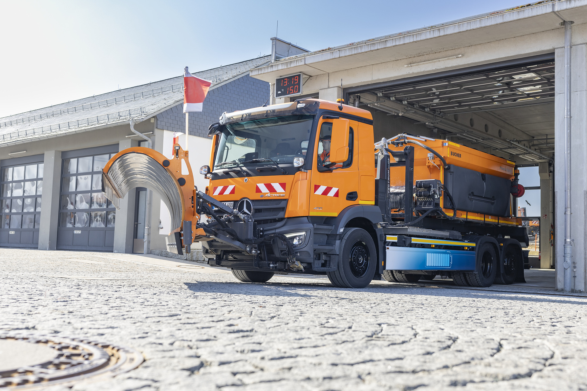 Mercedes-Benz eActros 400 im Winterdienst x Mercedes-Benz eActros 400 in winter service Innovative vehicle solutions for multiple use: Mercedes-Benz Special Trucks at Demopark 2025 with Unimog, Arocs and eActros