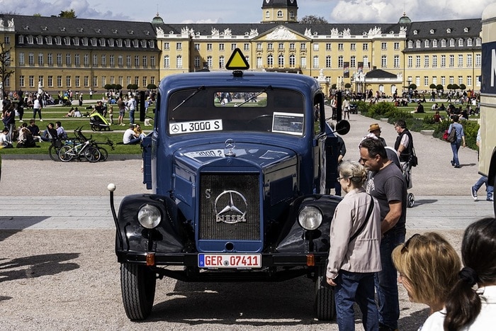 Fest für Klassiker in Karlsruhe: Mercedes-Benz Trucks mit Oldtimer-Lkw bei „Tribut an Carl Benz“