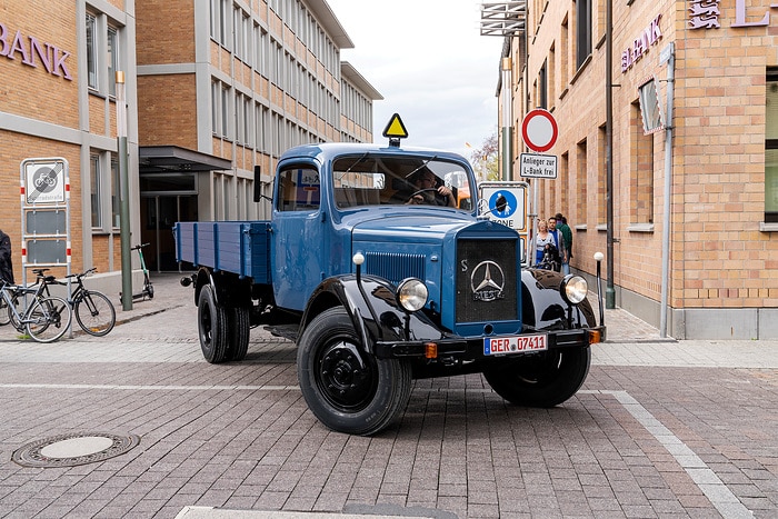 Fest für Klassiker in Karlsruhe: Mercedes-Benz Trucks mit Oldtimer-Lkw bei „Tribut an Carl Benz“