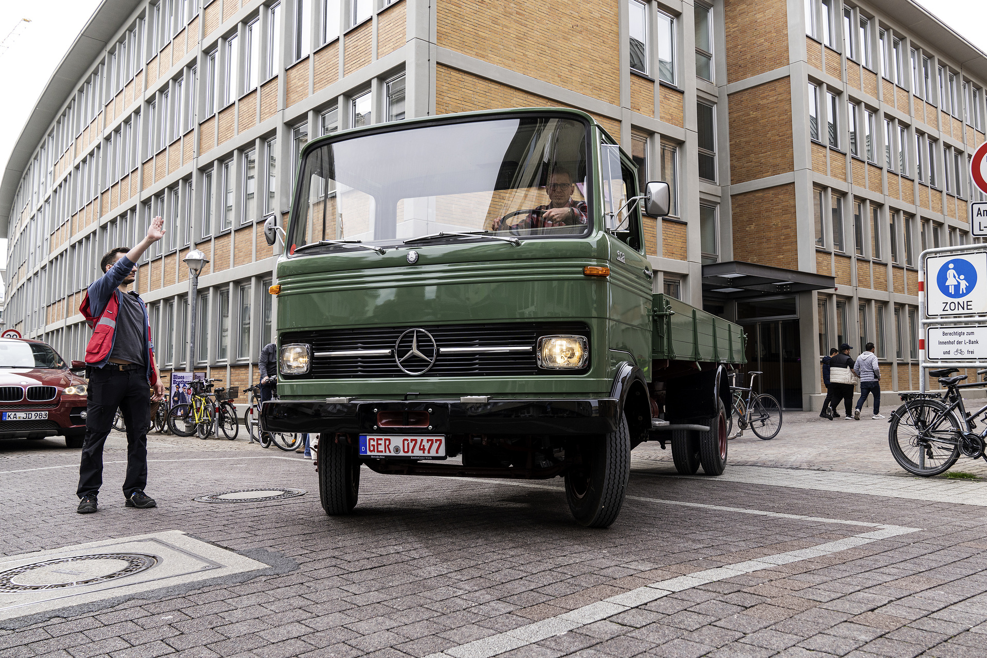 LP 608, Frontlenker-Pritschenwagen mit kurzer kubischer Fahrerkabine aus dem Jahr 1965
LP 608, cab-over-engine platform vehicle with short cubic driver’s cab from 1965 Fest für Klassiker in Karlsruhe: Mercedes-Benz Trucks mit Oldtimer-Lkw bei „Tribut an Carl Benz“