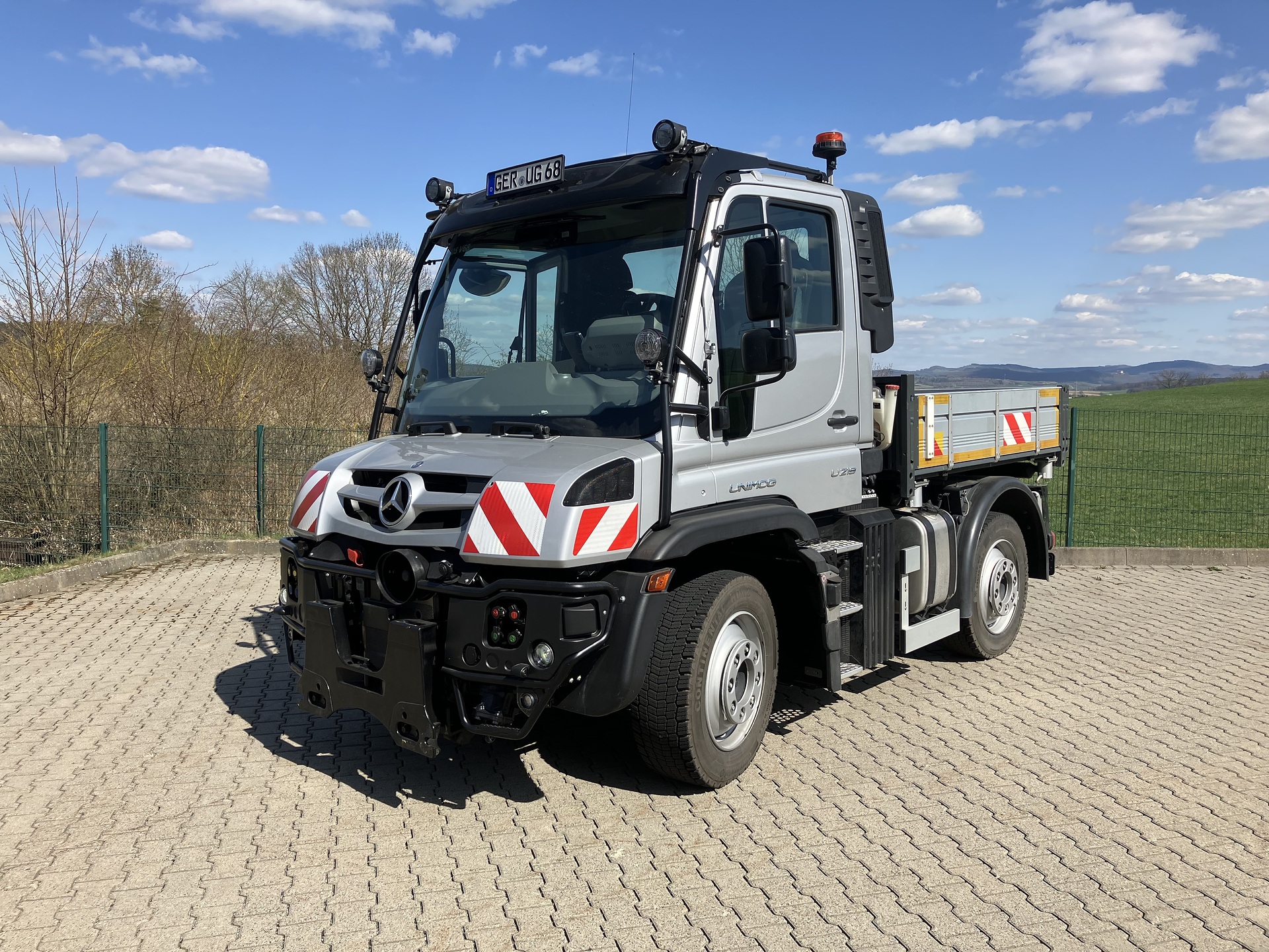 Unimog U 219 mit niedriger Beladehöhe x Unimog U 219 with reduced loading height Innovative vehicle solutions for multiple use: Mercedes-Benz Special Trucks at Demopark 2025 with Unimog, Arocs and eActros