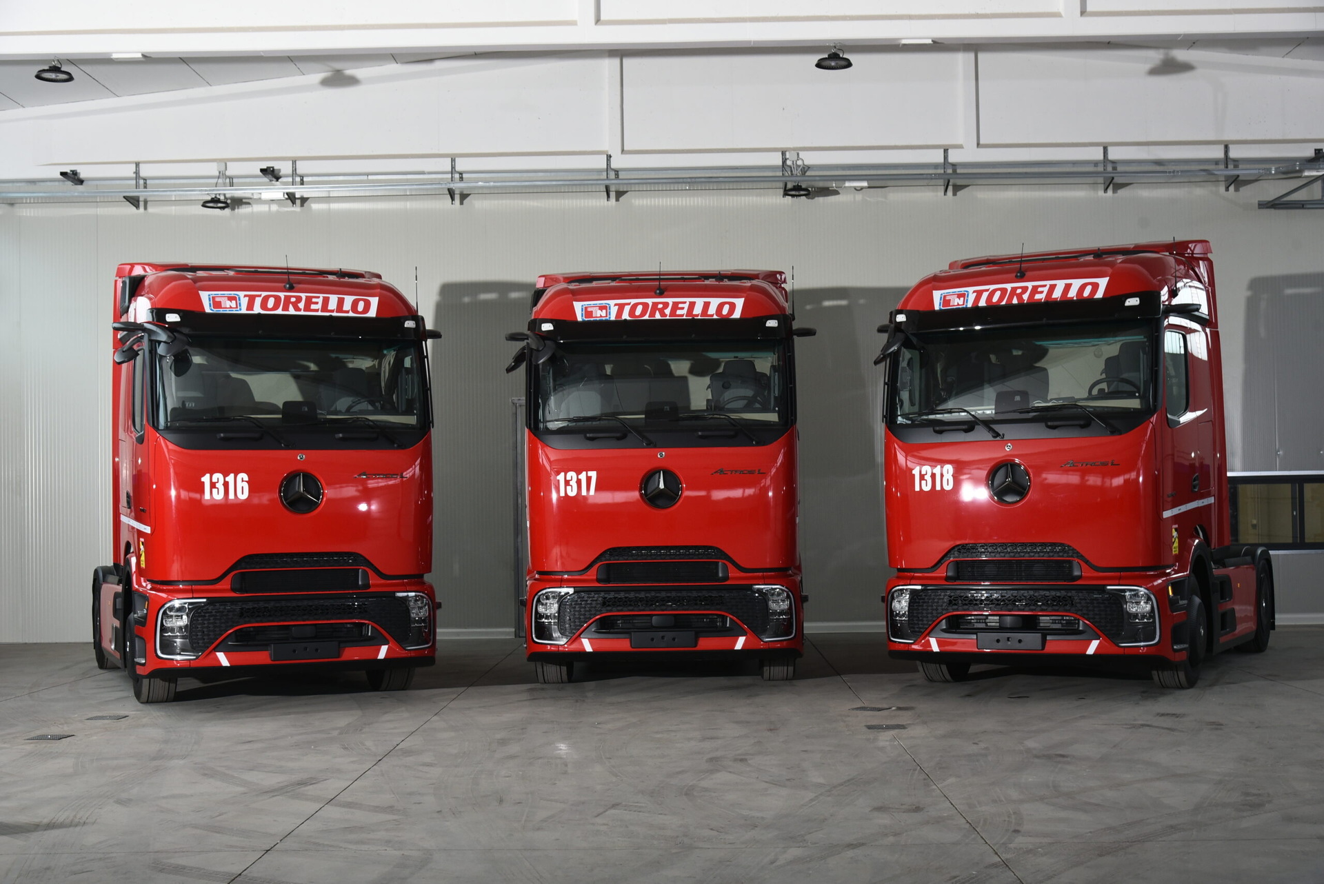 Italiens Logistik-Champion Torello startet in neue Ära: Erste Actros L mit ProCabin von Mercedes-Benz Trucks übernommen Italiens Logistik-Champion Torello startet in neue Ära: Erste Actros L mit ProCabin von Mercedes-Benz Trucks übernommen
