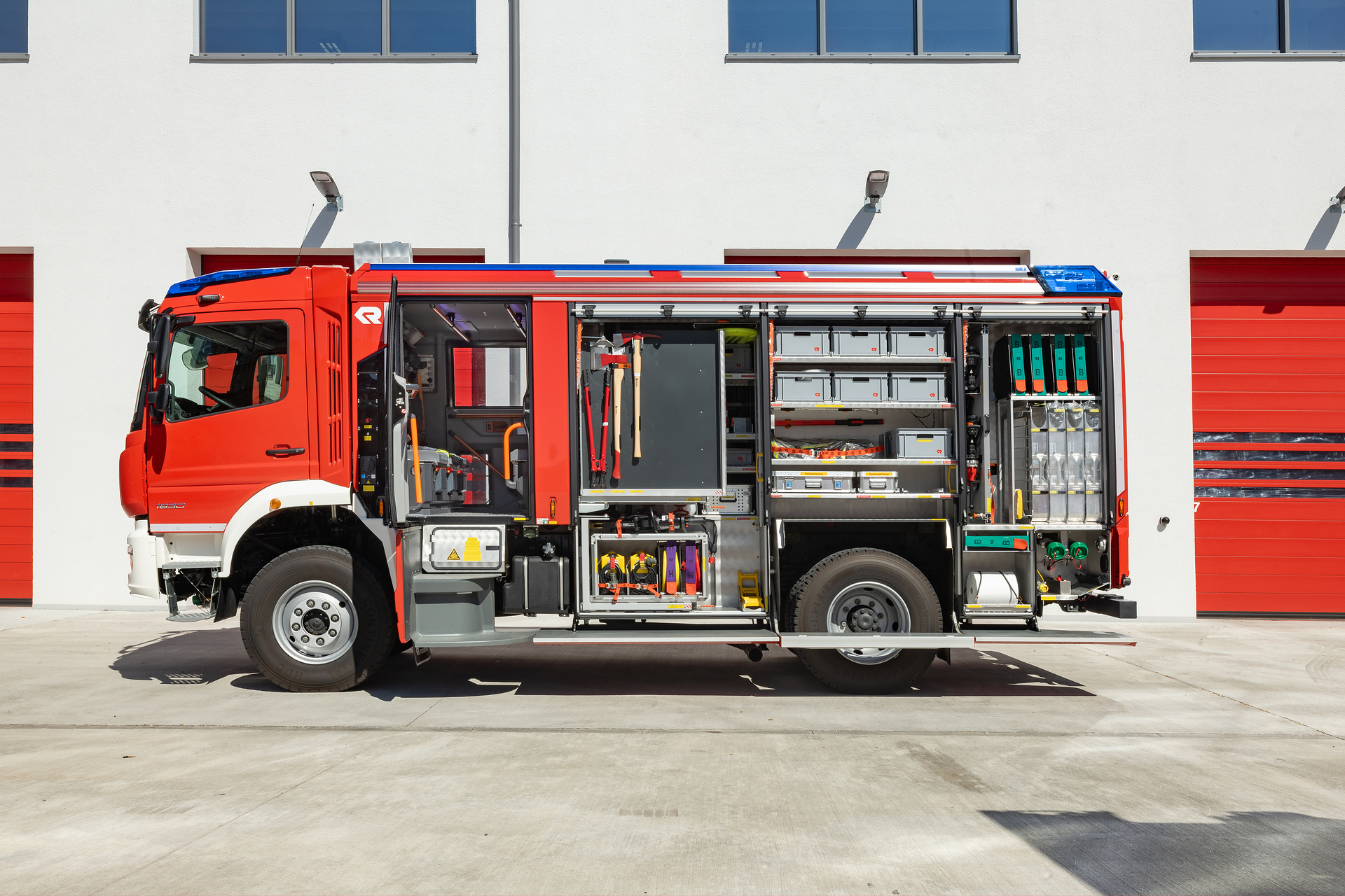 Mercedes-Benz Atego als HLF 10 auf der RETTmobil / Mercedes-Benz Atego as a HLF 10 at RETTmobil RETTmobil 2025: Mercedes-Benz Special Trucks stellt Unimog TLF 3000 und Atego HLF 10 vor