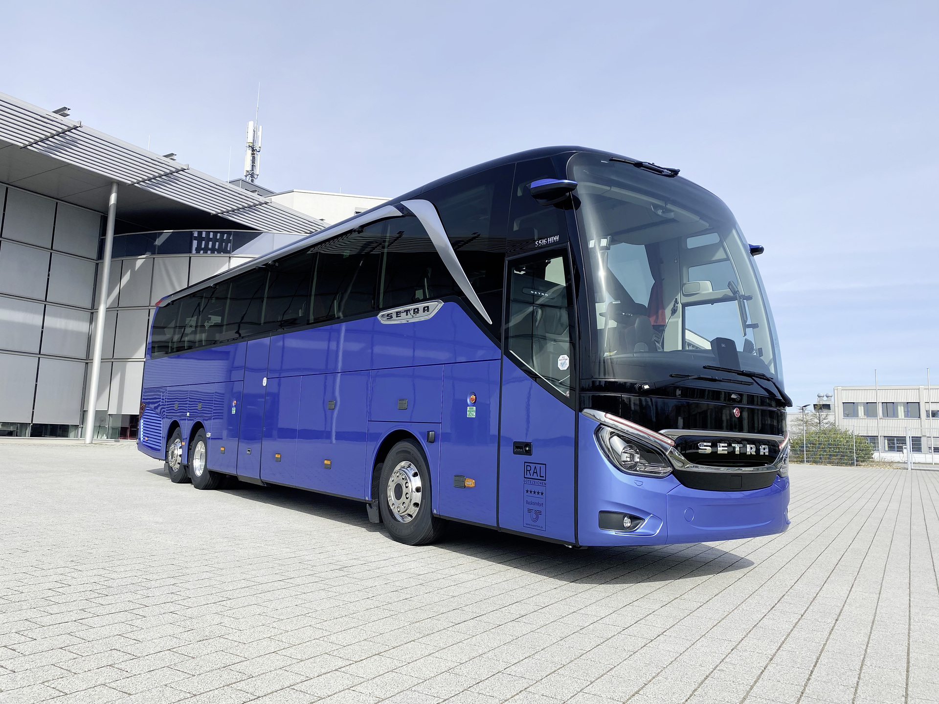 Die Setra Busse von König´s Reisen haben die innovative MirrorCam an Bord. Weniger ist mehr