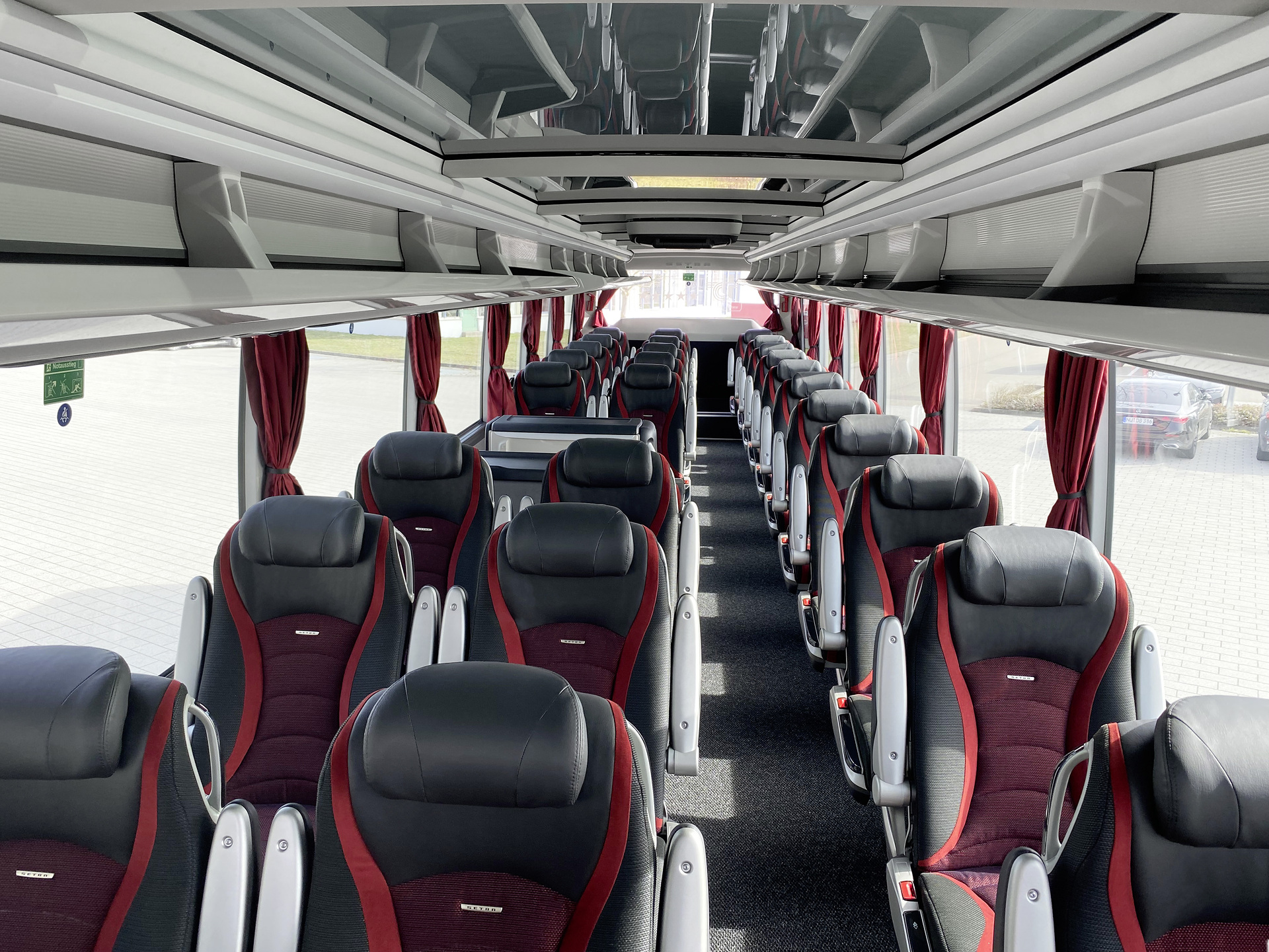 Die S 516 HDH sind mit Glasdach und 30 Reisesitzen in der 2+1-Bestuhlungsvariante ausgestattet. Weniger ist mehr