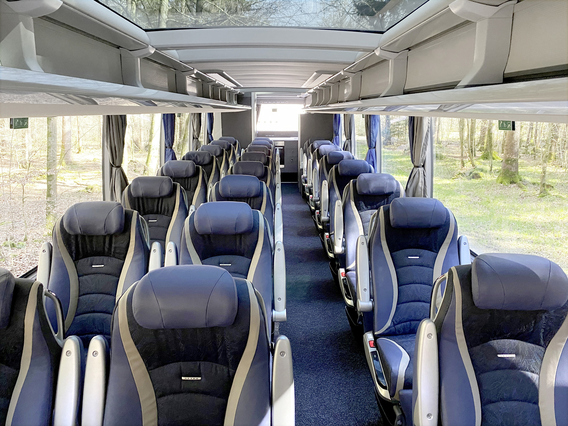 Die Zweiachser der Setra ComfortClass sind mit 27 Reisesitzen ausgestattet, die in der raumgewinnenden 2+1-Variante angeordnet sind. Weniger ist mehr