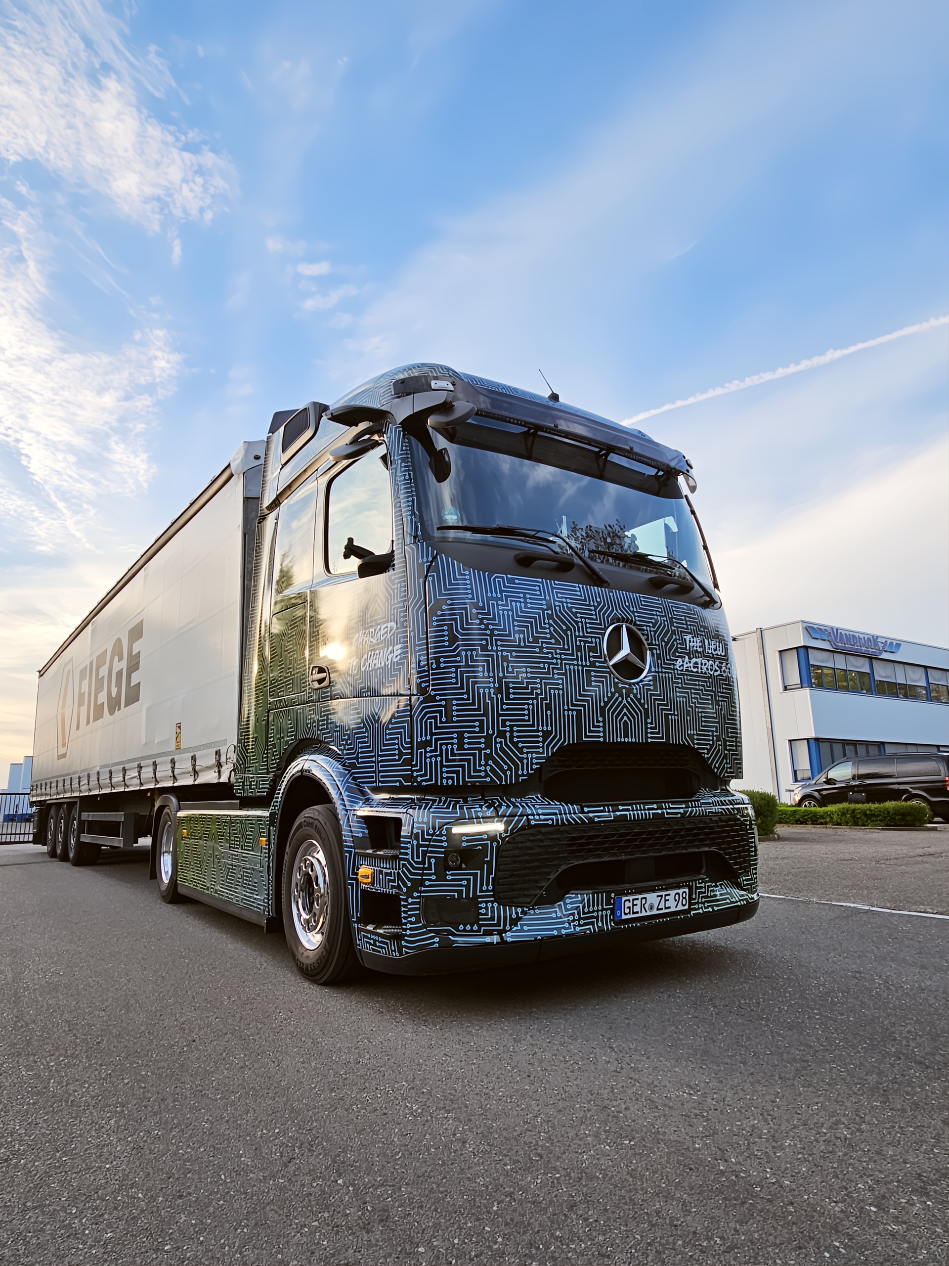 Vandijck Transport tests the eActros 600 on a long-haul route of over 1,500 kilometers Vandijck Transport tests the eActros 600 on a long-haul route of over 1,500 kilometers